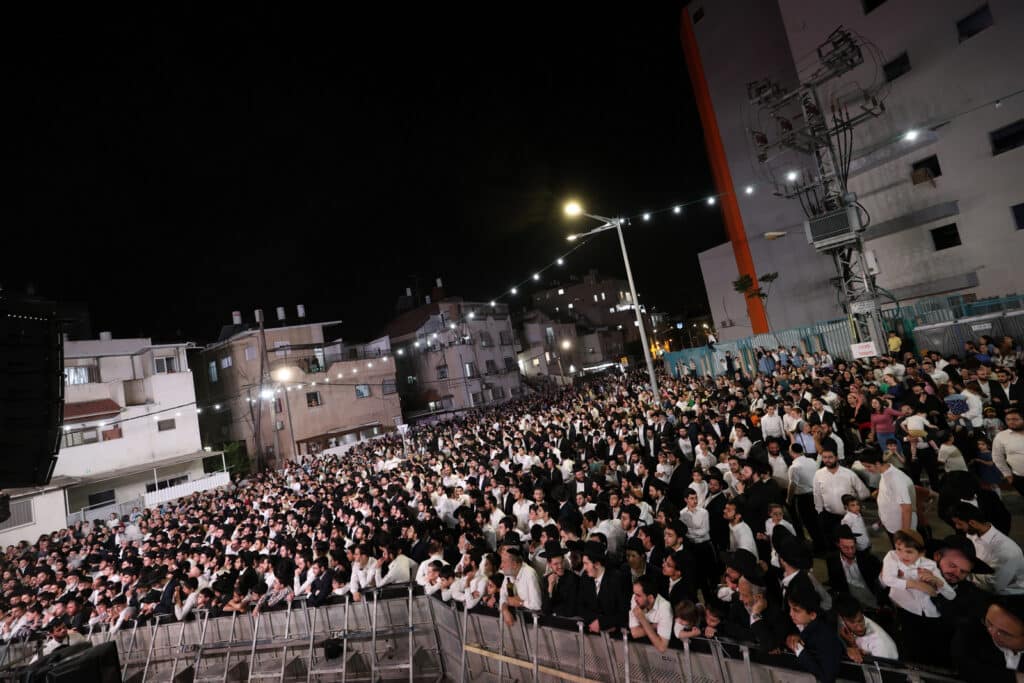 הגר"י יוסף והגאב"ד הציתו את האש במעמד המרכזי בבני ברק