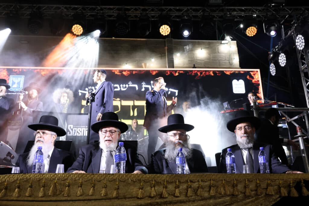 הגר"י יוסף והגאב"ד הציתו את האש במעמד המרכזי בבני ברק