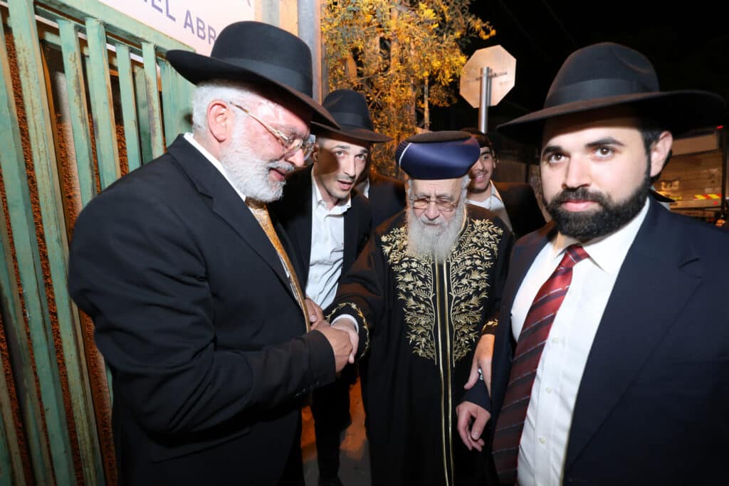 הגר"י יוסף והגאב"ד הציתו את האש במעמד המרכזי בבני ברק