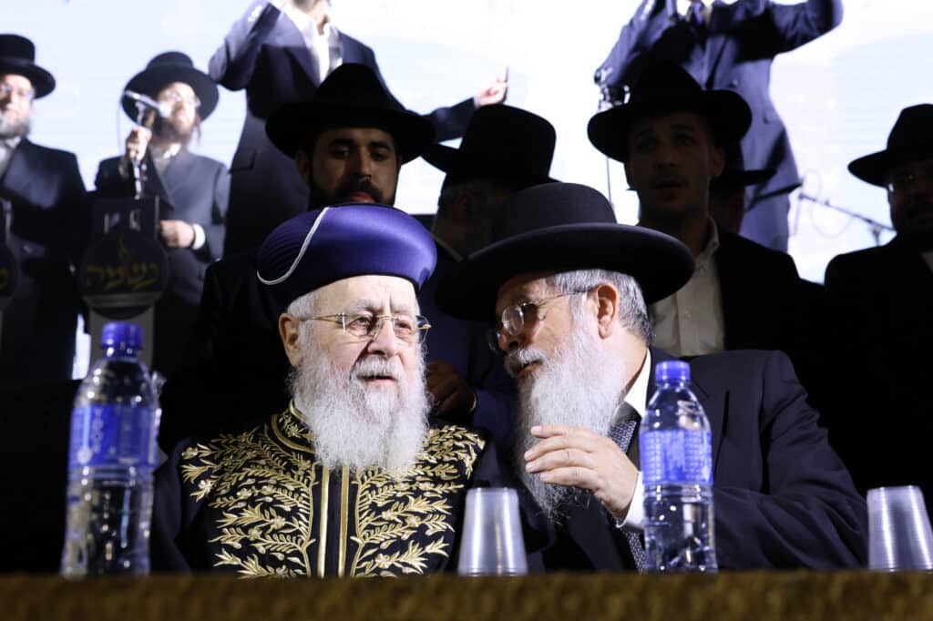 הגר"י יוסף והגאב"ד הציתו את האש במעמד המרכזי בבני ברק