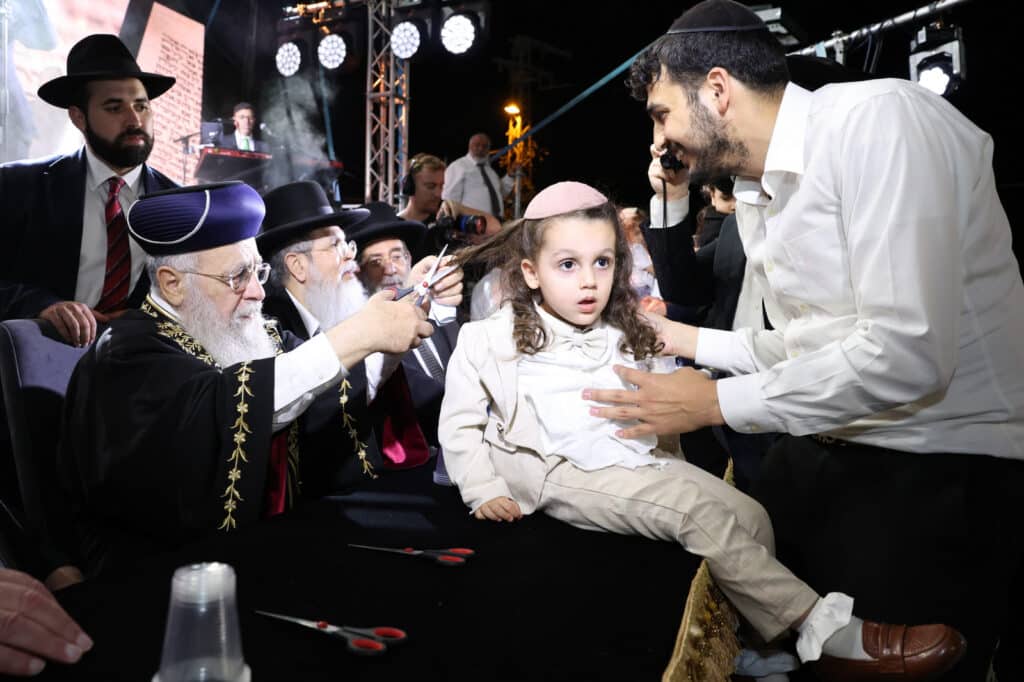 הגר"י יוסף והגאב"ד הציתו את האש במעמד המרכזי בבני ברק