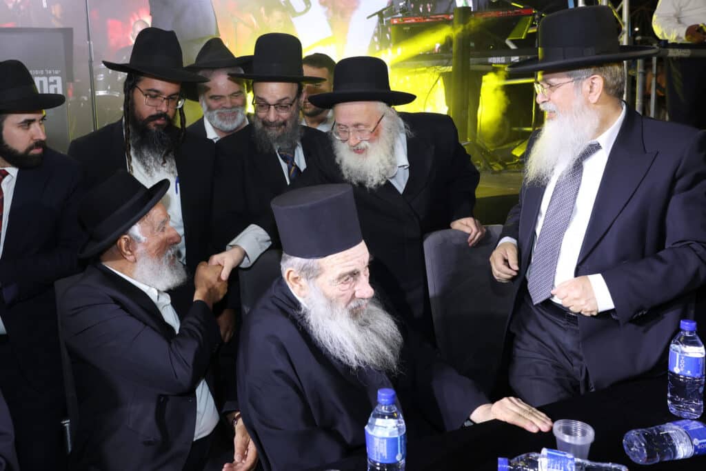 הגר"י יוסף והגאב"ד הציתו את האש במעמד המרכזי בבני ברק