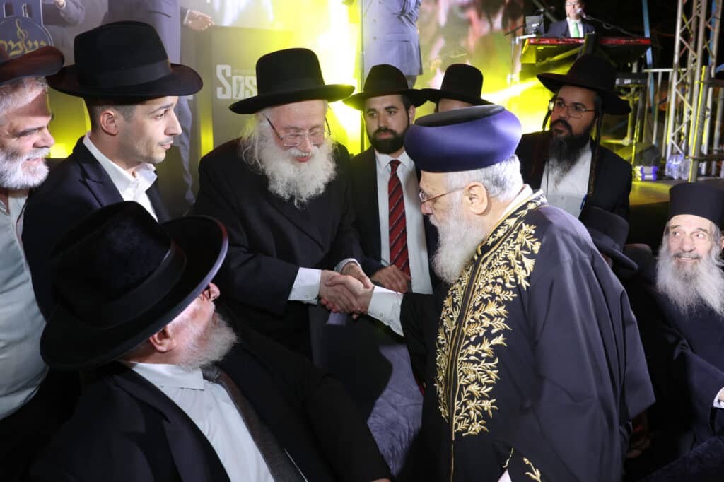 הגר"י יוסף והגאב"ד הציתו את האש במעמד המרכזי בבני ברק