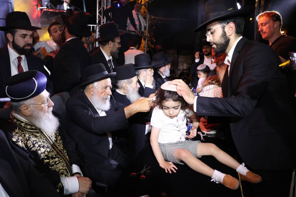 הגר"י יוסף והגאב"ד הציתו את האש במעמד המרכזי בבני ברק