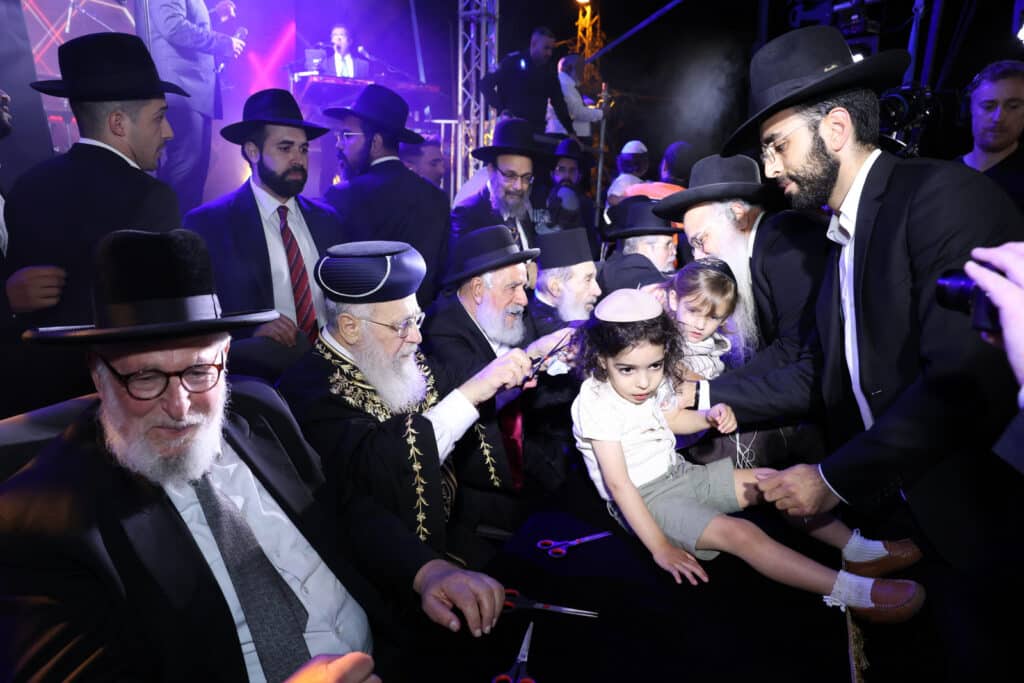 הגר"י יוסף והגאב"ד הציתו את האש במעמד המרכזי בבני ברק