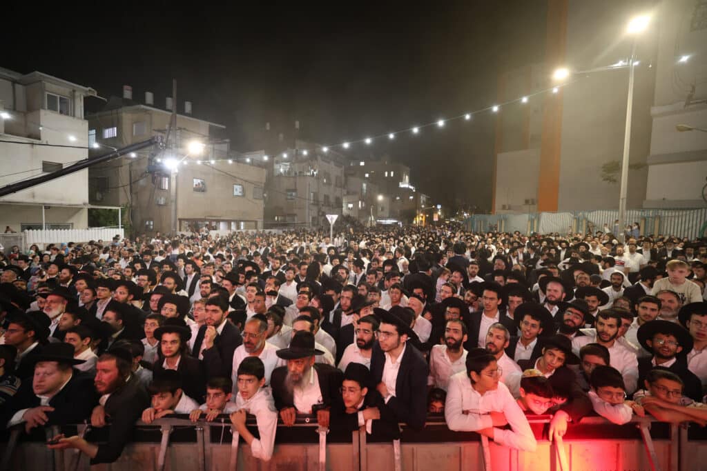 הגר"י יוסף והגאב"ד הציתו את האש במעמד המרכזי בבני ברק