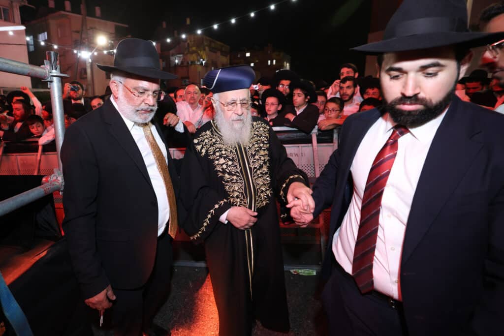 הגר"י יוסף והגאב"ד הציתו את האש במעמד המרכזי בבני ברק