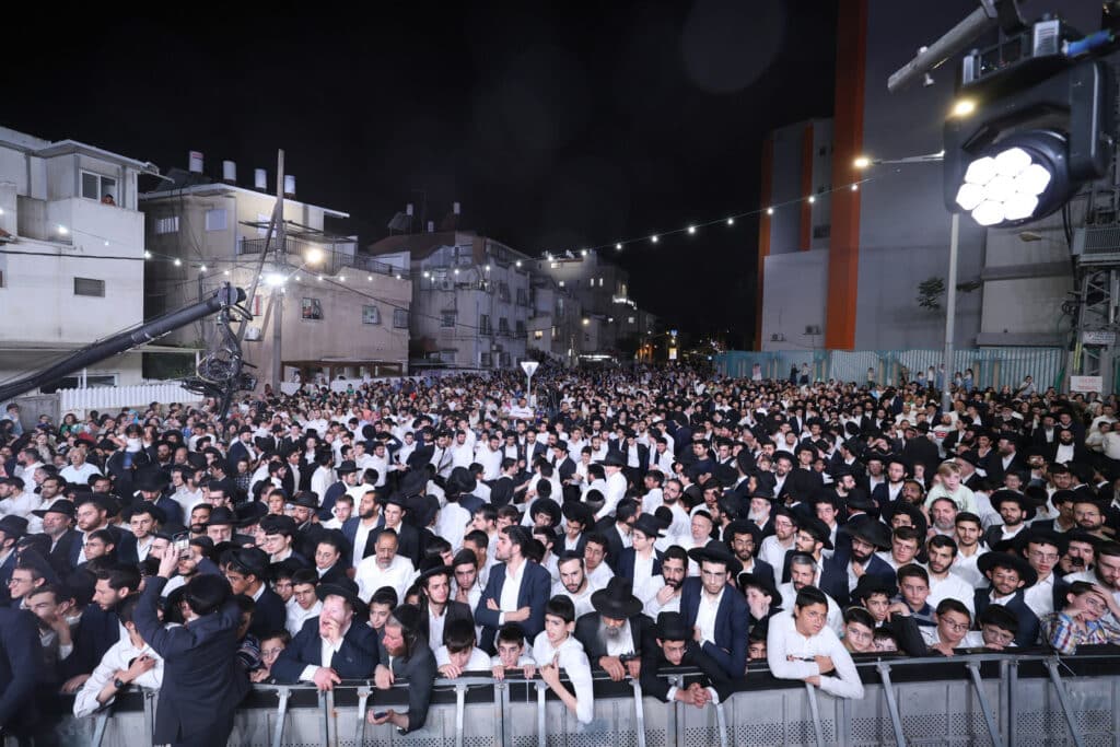 הגר"י יוסף והגאב"ד הציתו את האש במעמד המרכזי בבני ברק