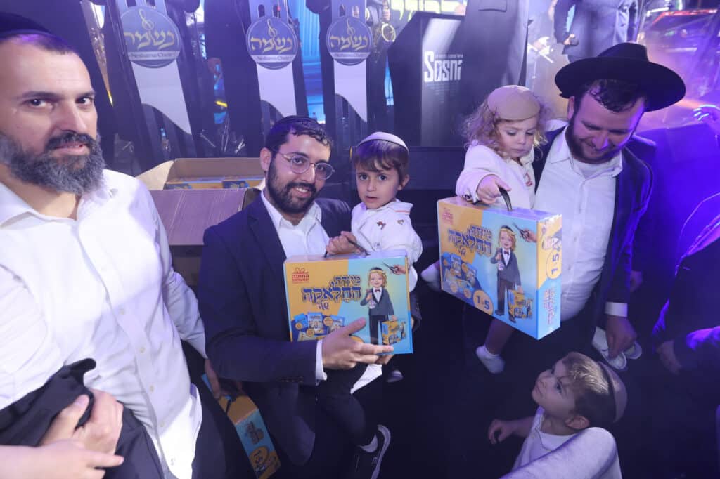 הגר"י יוסף והגאב"ד הציתו את האש במעמד המרכזי בבני ברק