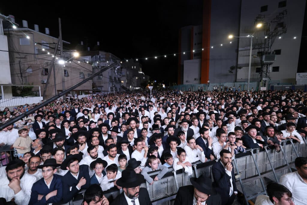 הגר"י יוסף והגאב"ד הציתו את האש במעמד המרכזי בבני ברק