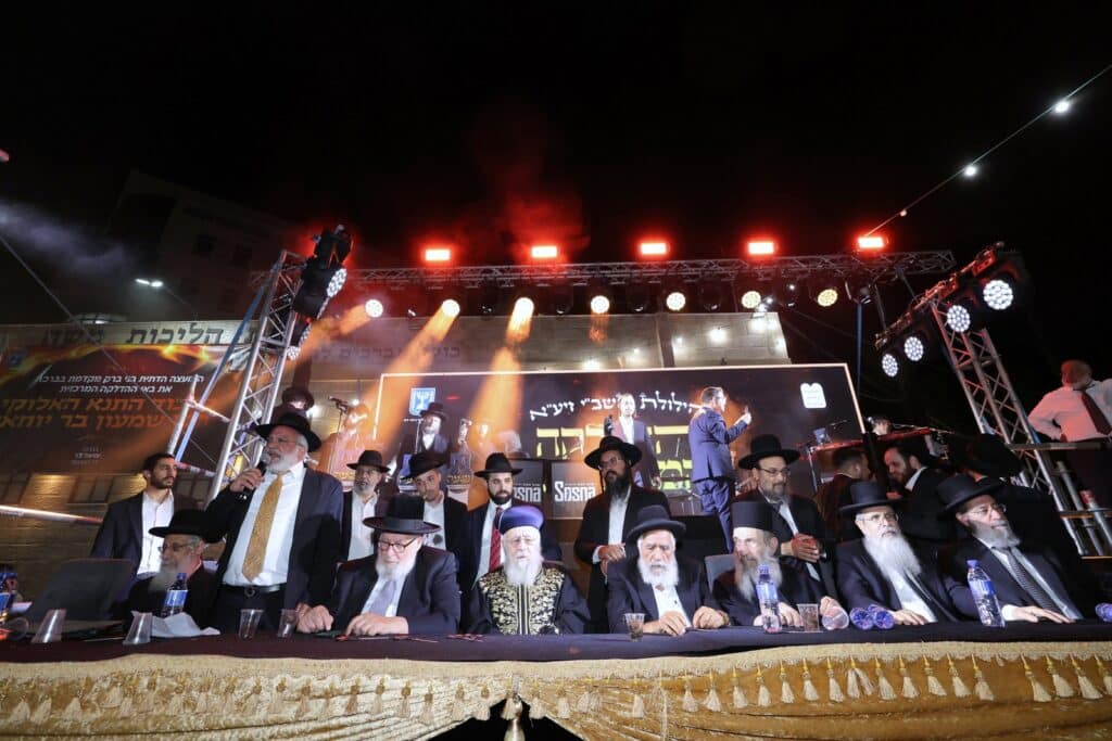 הגר"י יוסף והגאב"ד הציתו את האש במעמד המרכזי בבני ברק