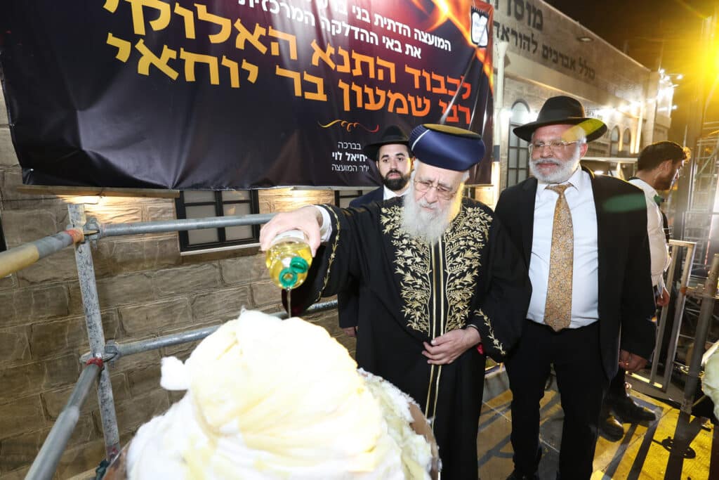 הגר"י יוסף והגאב"ד הציתו את האש במעמד המרכזי בבני ברק