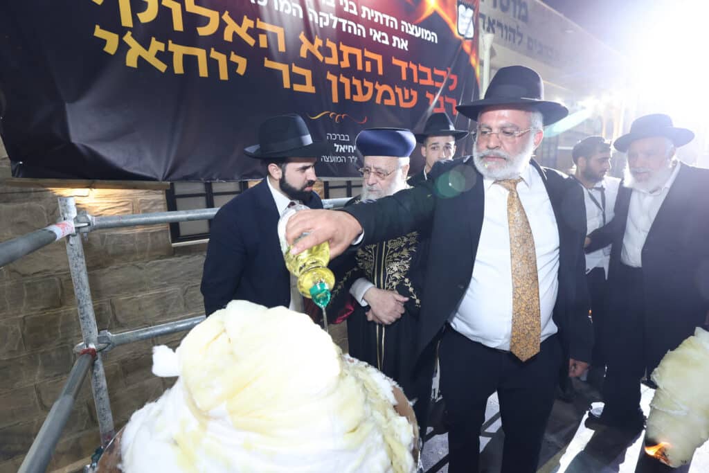 הגר"י יוסף והגאב"ד הציתו את האש במעמד המרכזי בבני ברק