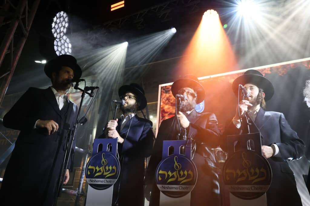 הגר"י יוסף והגאב"ד הציתו את האש במעמד המרכזי בבני ברק