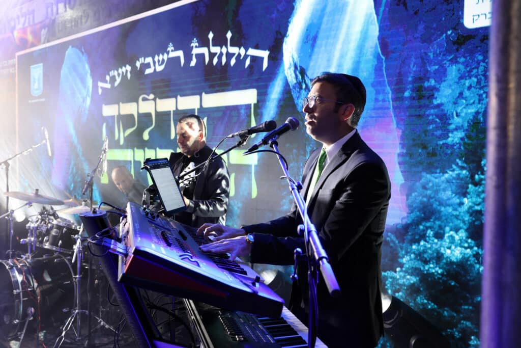 הגר"י יוסף והגאב"ד הציתו את האש במעמד המרכזי בבני ברק