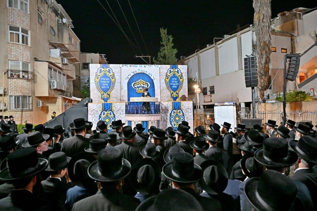 גלריה: הרבי מויז'ניץ ירה בחץ וקשת וערך טיש לאלפי החסידים