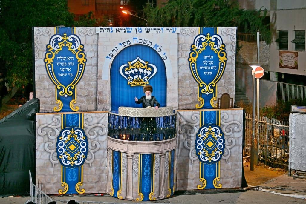 גלריה: הרבי מויז'ניץ ירה בחץ וקשת וערך טיש לאלפי החסידים