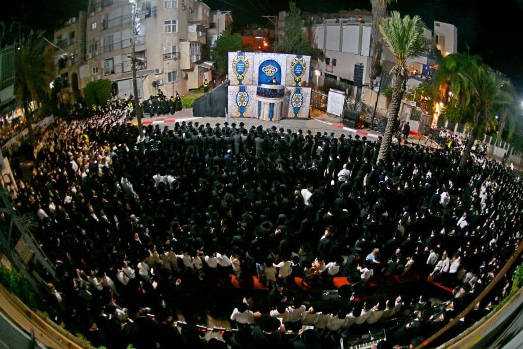 גלריה: הרבי מויז'ניץ ירה בחץ וקשת וערך טיש לאלפי החסידים