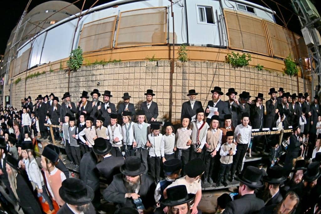 גלריה: הרבי מויז'ניץ ירה בחץ וקשת וערך טיש לאלפי החסידים