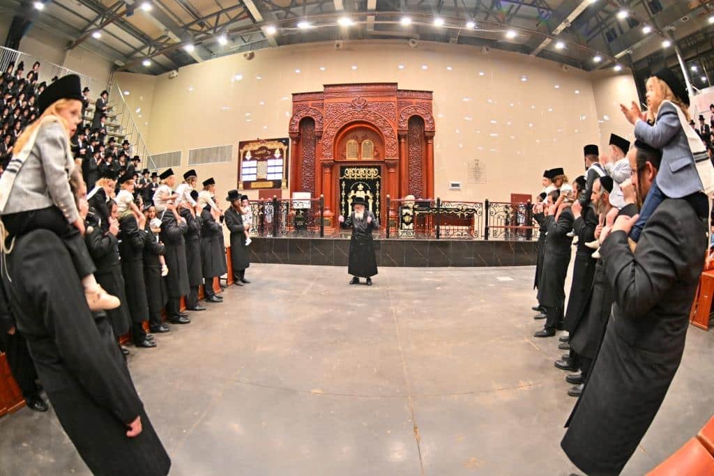 גלריה: הרבי מויז'ניץ ירה בחץ וקשת וערך טיש לאלפי החסידים