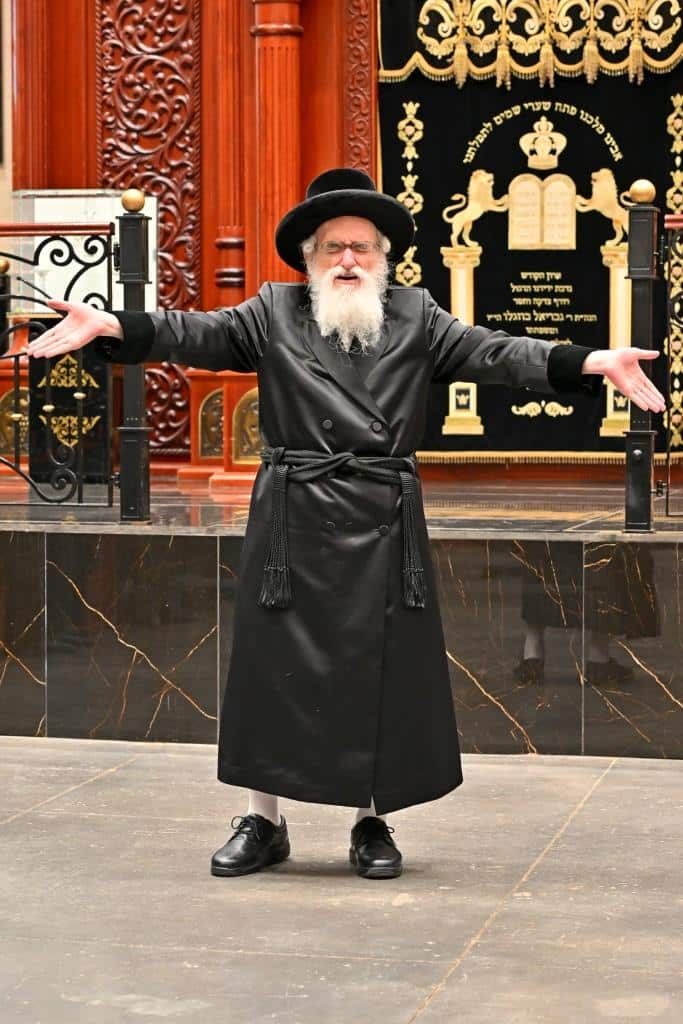 גלריה: הרבי מויז'ניץ ירה בחץ וקשת וערך טיש לאלפי החסידים