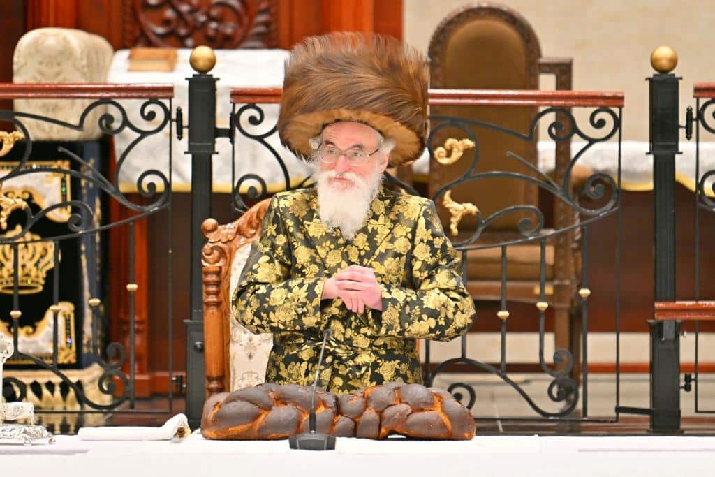 גלריה: הרבי מויז'ניץ ירה בחץ וקשת וערך טיש לאלפי החסידים