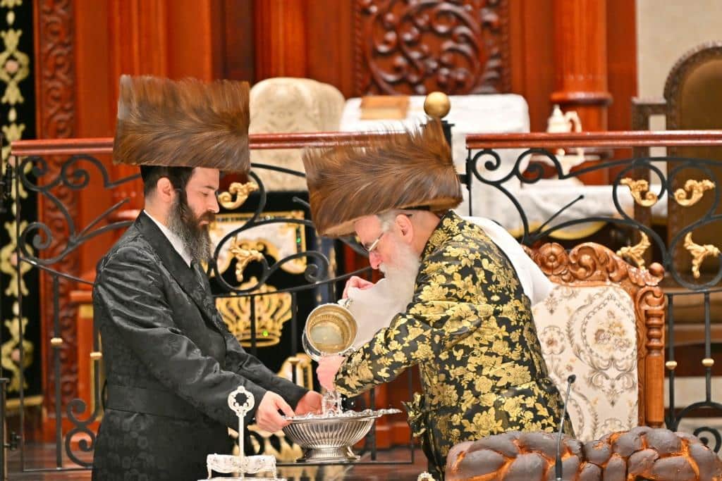 גלריה: הרבי מויז'ניץ ירה בחץ וקשת וערך טיש לאלפי החסידים