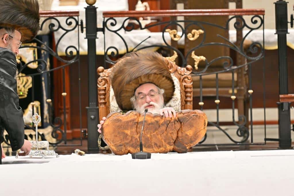 גלריה: הרבי מויז'ניץ ירה בחץ וקשת וערך טיש לאלפי החסידים