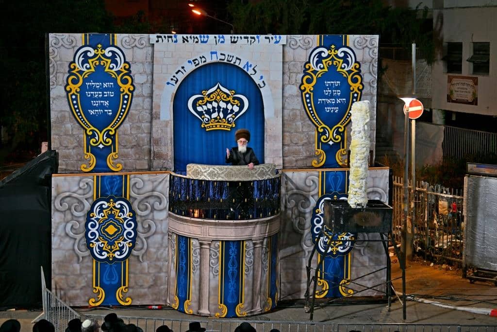 גלריה: הרבי מויז'ניץ ירה בחץ וקשת וערך טיש לאלפי החסידים