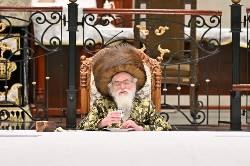 גלריה: הרבי מויז'ניץ ירה בחץ וקשת וערך טיש לאלפי החסידים