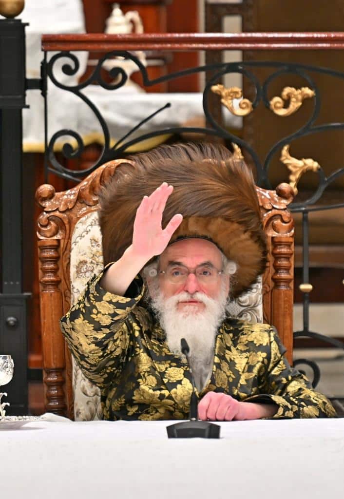 גלריה: הרבי מויז'ניץ ירה בחץ וקשת וערך טיש לאלפי החסידים