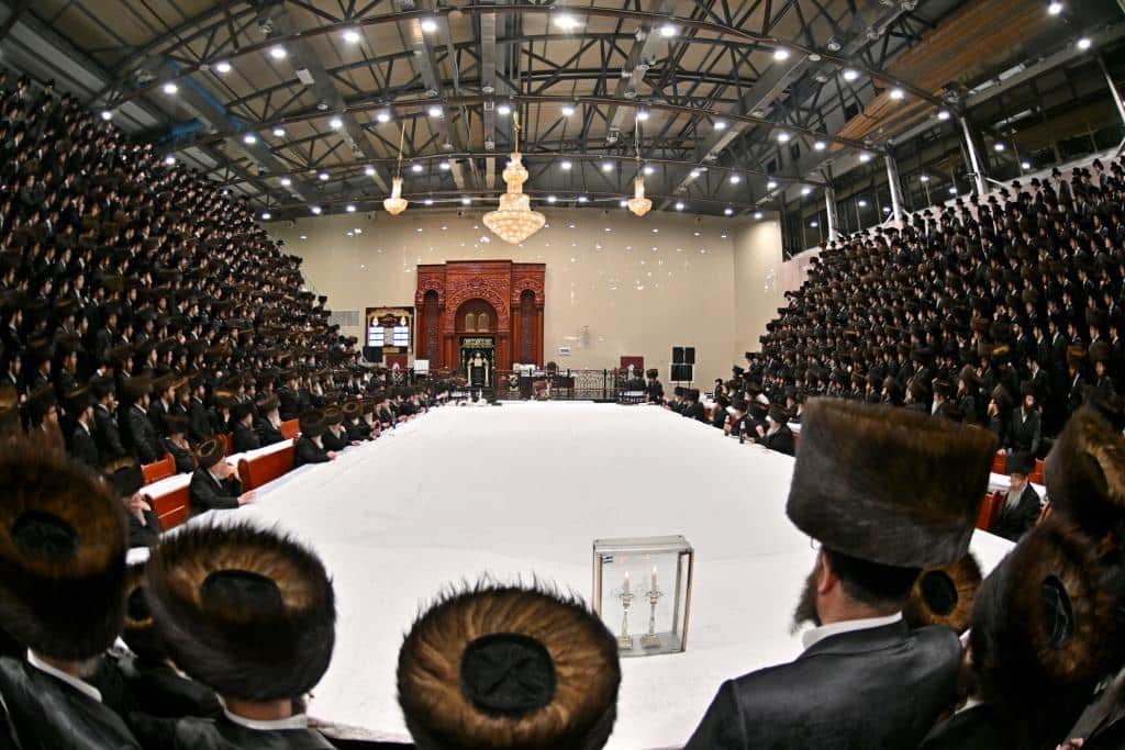 גלריה: הרבי מויז'ניץ ירה בחץ וקשת וערך טיש לאלפי החסידים