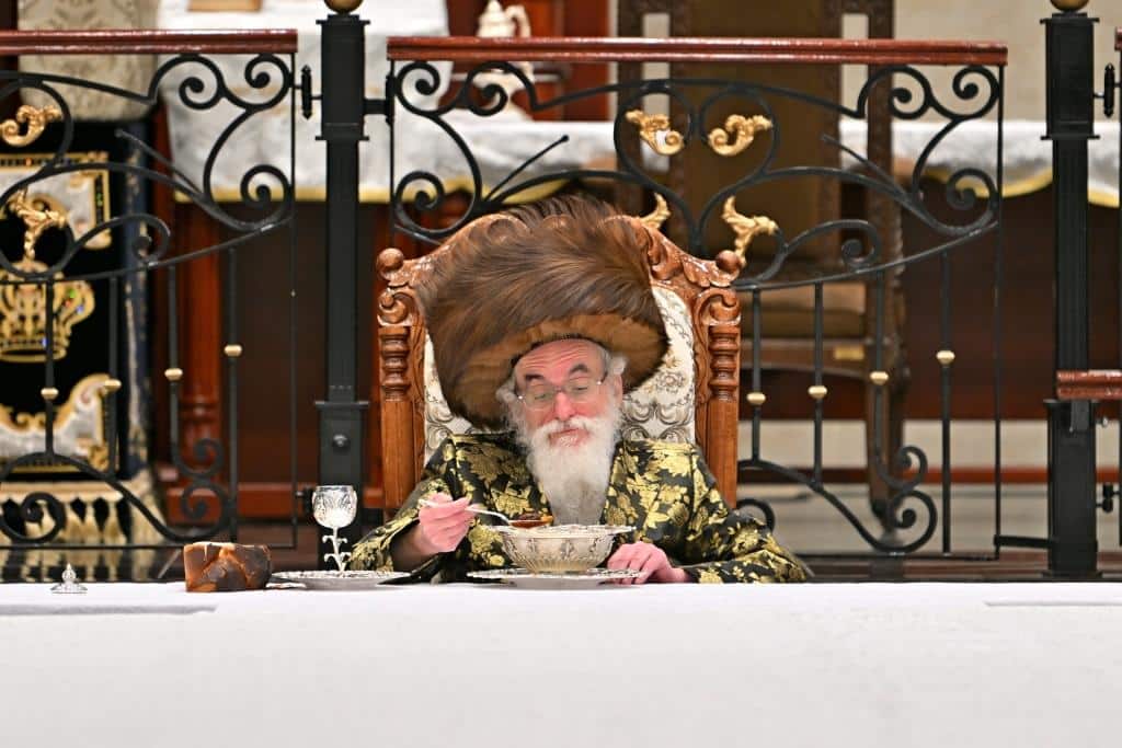 גלריה: הרבי מויז'ניץ ירה בחץ וקשת וערך טיש לאלפי החסידים