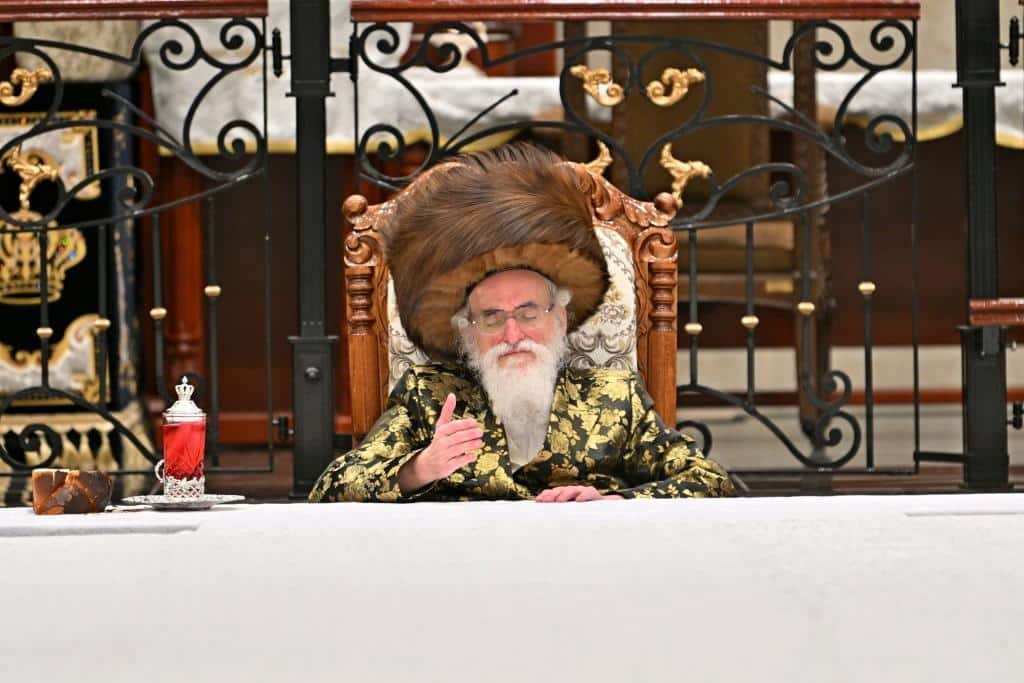 גלריה: הרבי מויז'ניץ ירה בחץ וקשת וערך טיש לאלפי החסידים