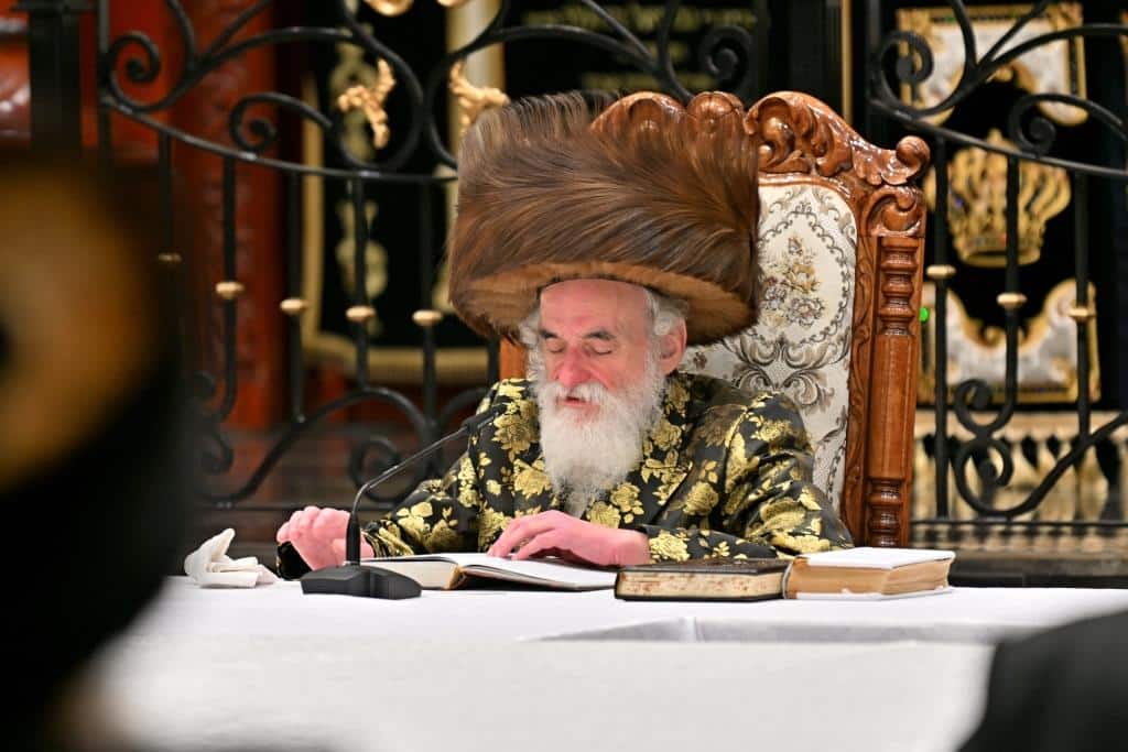 גלריה: הרבי מויז'ניץ ירה בחץ וקשת וערך טיש לאלפי החסידים