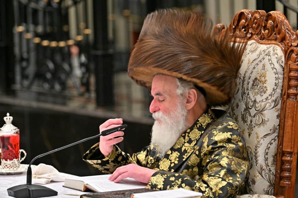 גלריה: הרבי מויז'ניץ ירה בחץ וקשת וערך טיש לאלפי החסידים