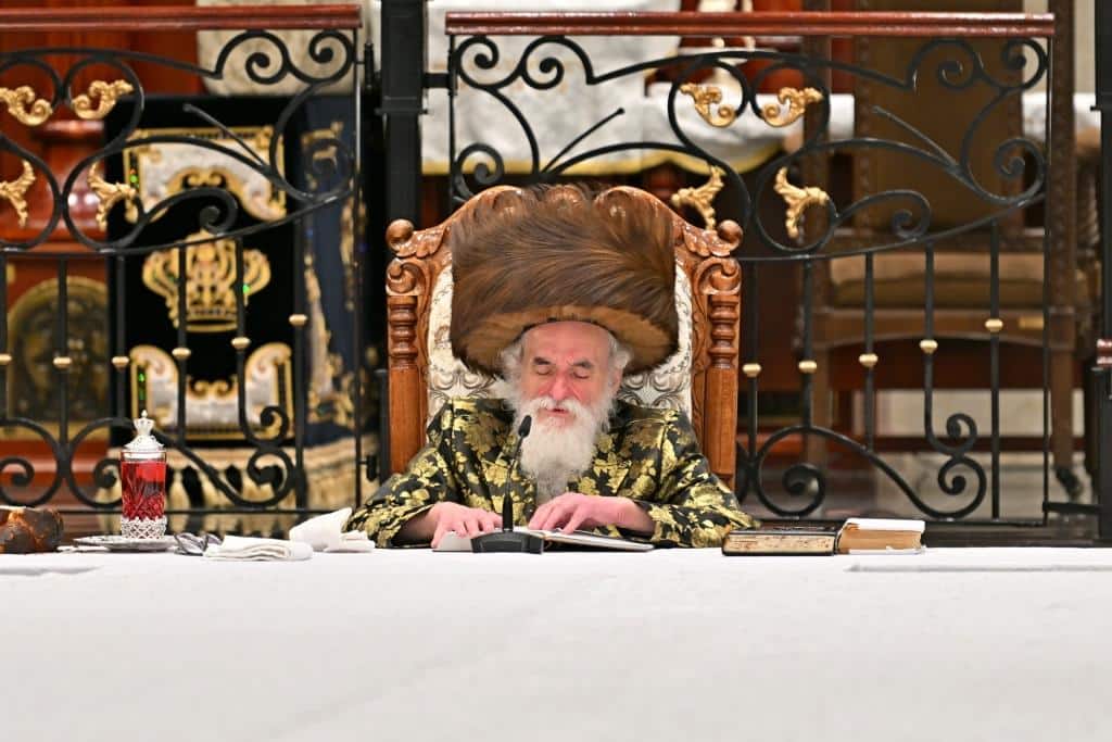 גלריה: הרבי מויז'ניץ ירה בחץ וקשת וערך טיש לאלפי החסידים