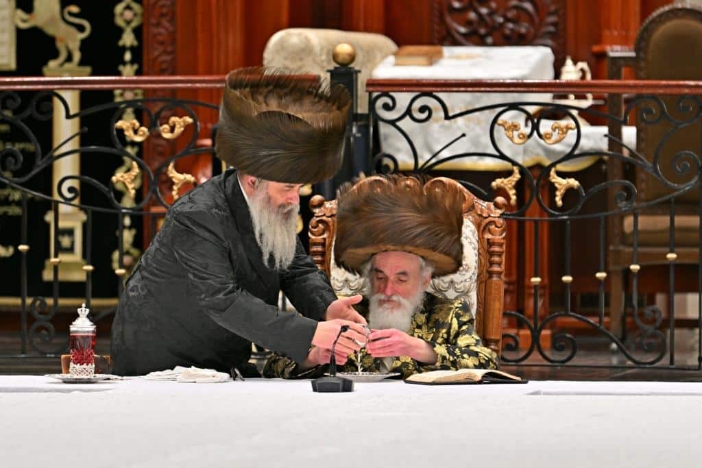 גלריה: הרבי מויז'ניץ ירה בחץ וקשת וערך טיש לאלפי החסידים