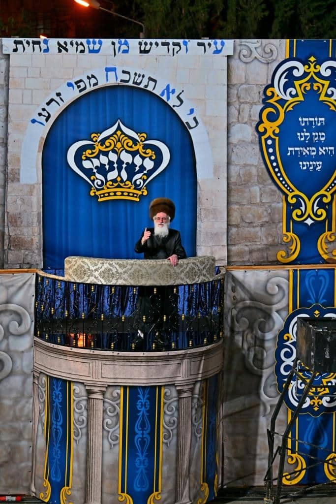 גלריה: הרבי מויז'ניץ ירה בחץ וקשת וערך טיש לאלפי החסידים