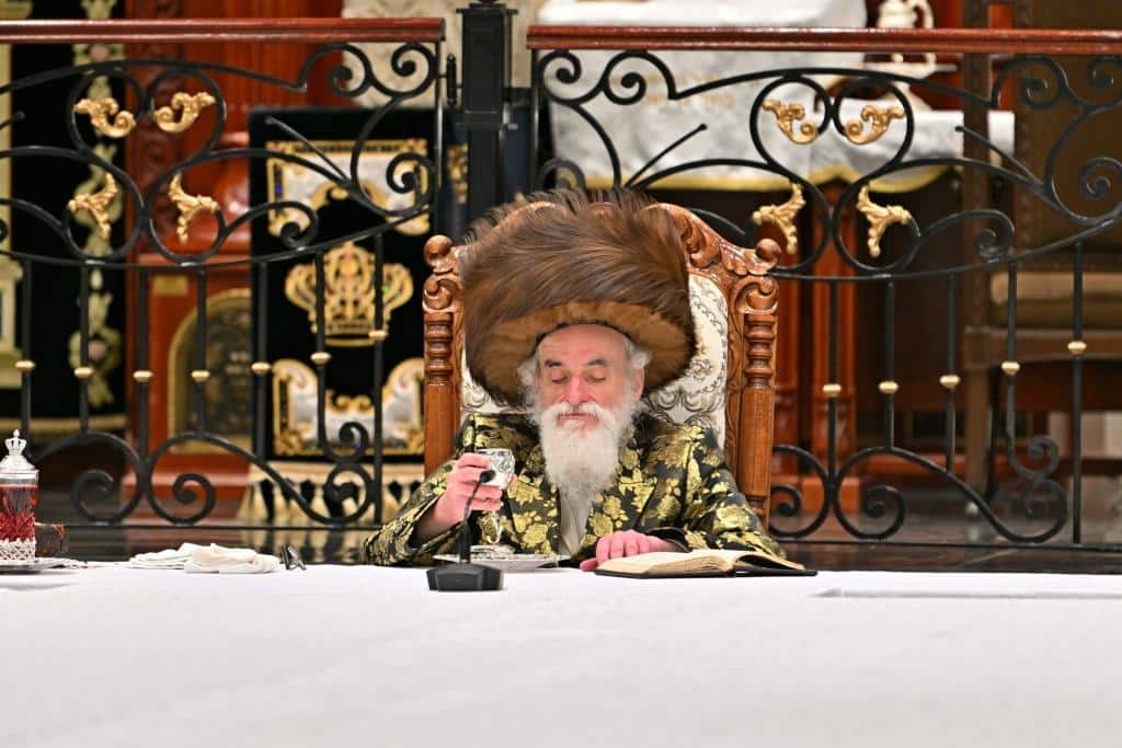 גלריה: הרבי מויז'ניץ ירה בחץ וקשת וערך טיש לאלפי החסידים