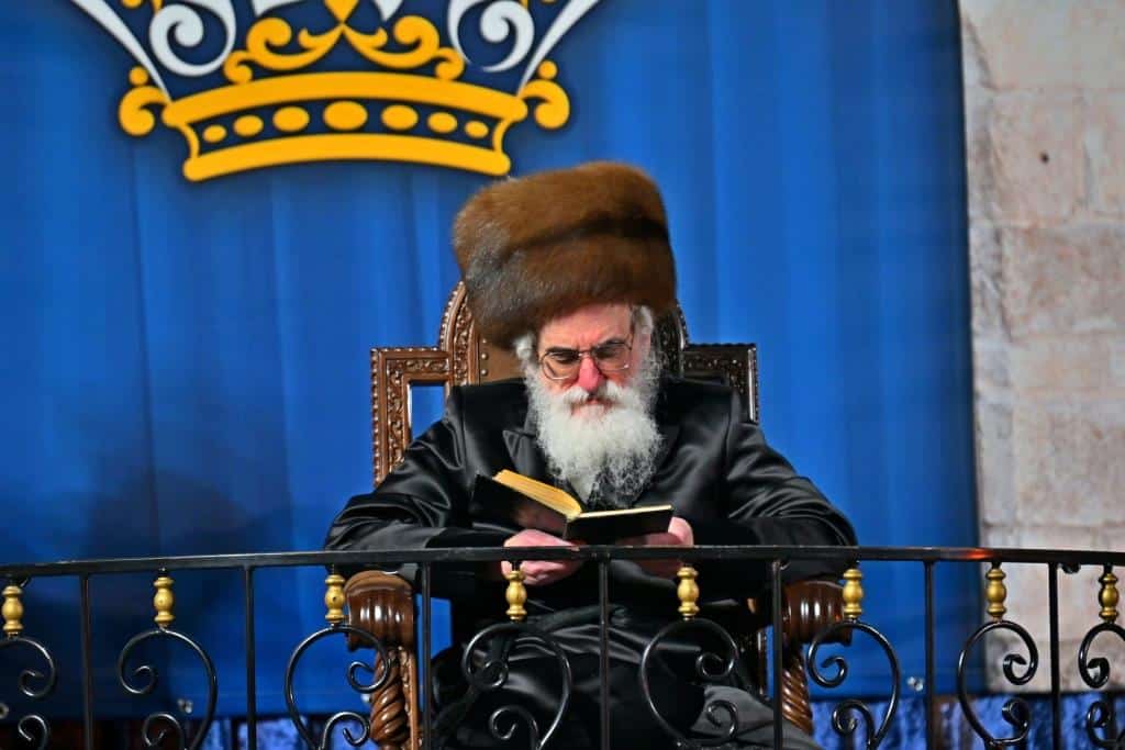 גלריה: הרבי מויז'ניץ ירה בחץ וקשת וערך טיש לאלפי החסידים