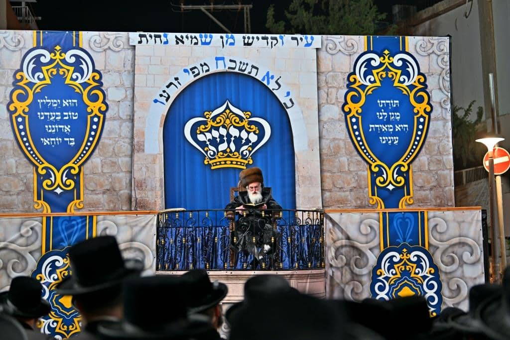 גלריה: הרבי מויז'ניץ ירה בחץ וקשת וערך טיש לאלפי החסידים