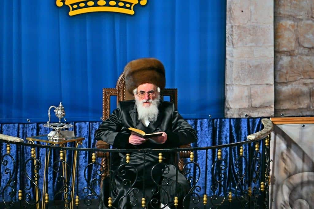 גלריה: הרבי מויז'ניץ ירה בחץ וקשת וערך טיש לאלפי החסידים