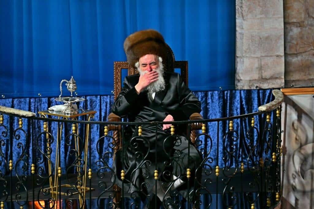 גלריה: הרבי מויז'ניץ ירה בחץ וקשת וערך טיש לאלפי החסידים