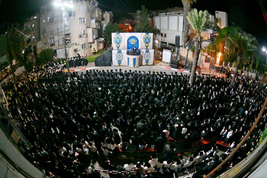 גלריה: הרבי מויז'ניץ ירה בחץ וקשת וערך טיש לאלפי החסידים