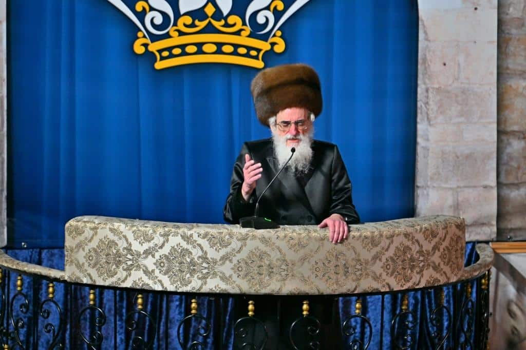 גלריה: הרבי מויז'ניץ ירה בחץ וקשת וערך טיש לאלפי החסידים