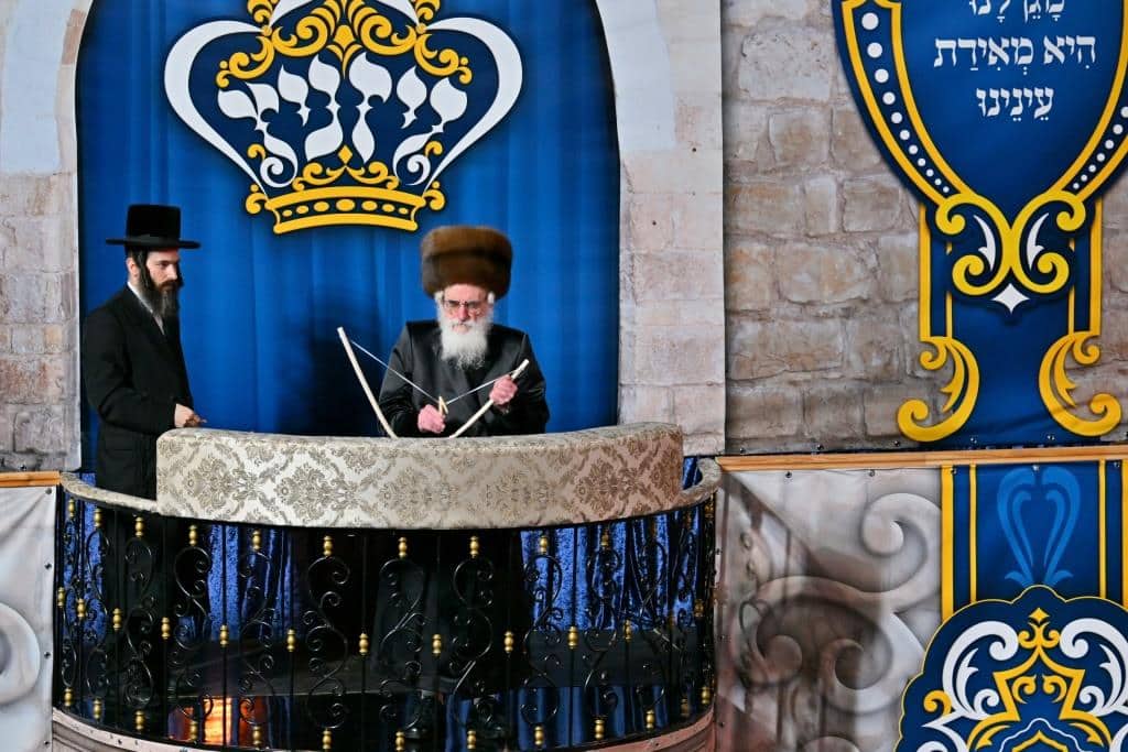 גלריה: הרבי מויז'ניץ ירה בחץ וקשת וערך טיש לאלפי החסידים