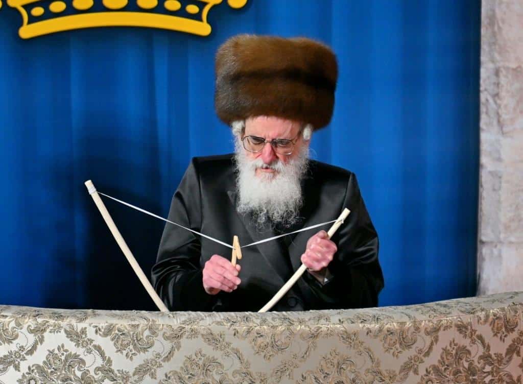 גלריה: הרבי מויז'ניץ ירה בחץ וקשת וערך טיש לאלפי החסידים