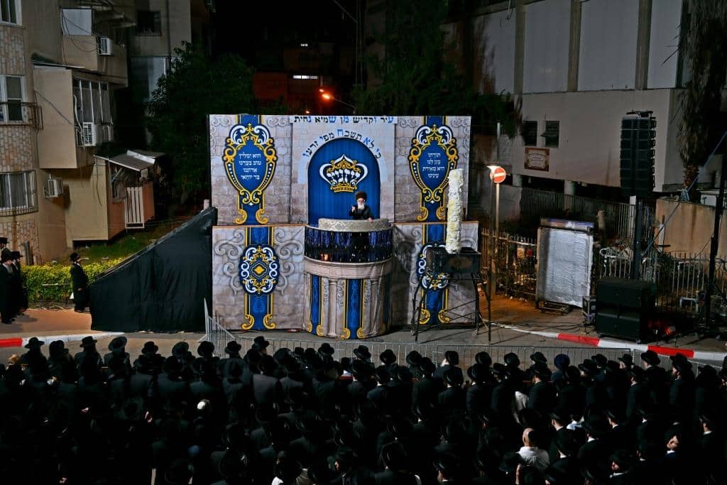 גלריה: הרבי מויז'ניץ ירה בחץ וקשת וערך טיש לאלפי החסידים