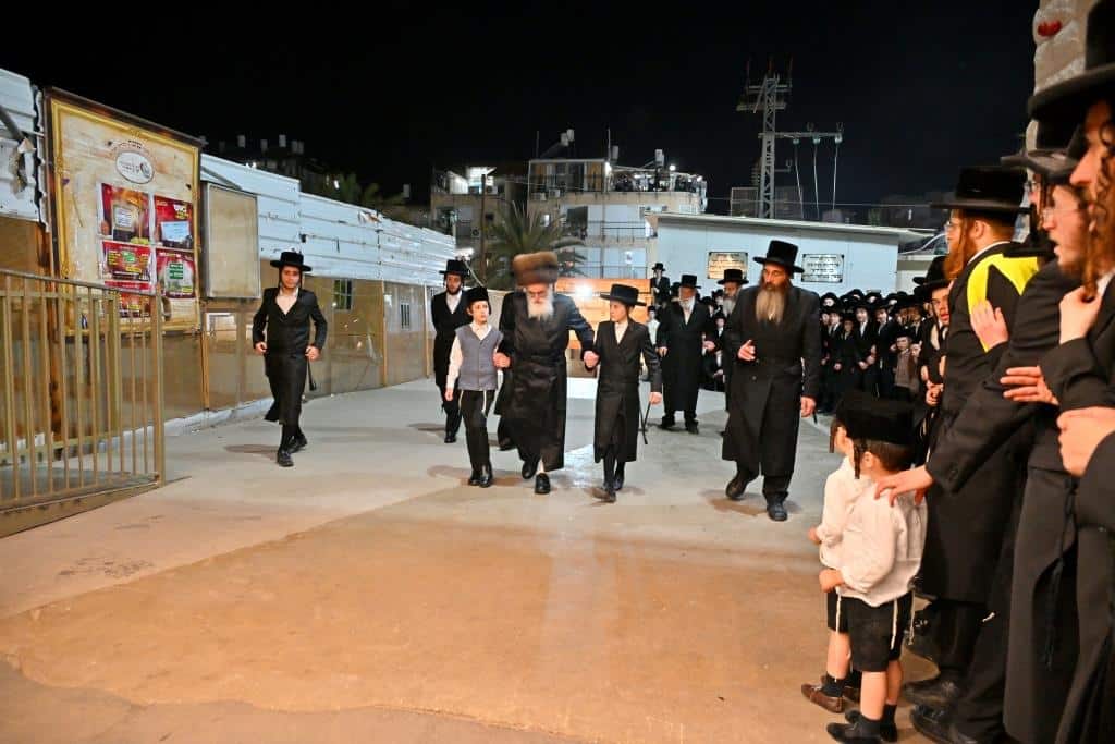 גלריה: הרבי מויז'ניץ ירה בחץ וקשת וערך טיש לאלפי החסידים